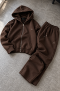 Ensemble chocolat avec sweat à capuche zippé et pantalon assorti, vue de face